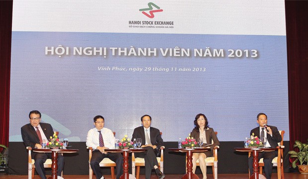 Lãnh đạo UBCK, VSD và HNX trao đổi với các thành viên giao dịch tại hội nghị cuối tuần qua
